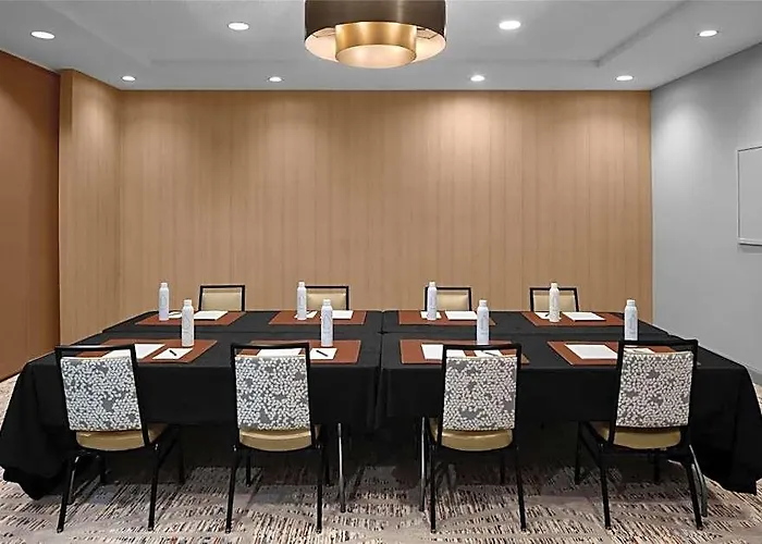 Embassy By Hilton Biltmore Phoenix